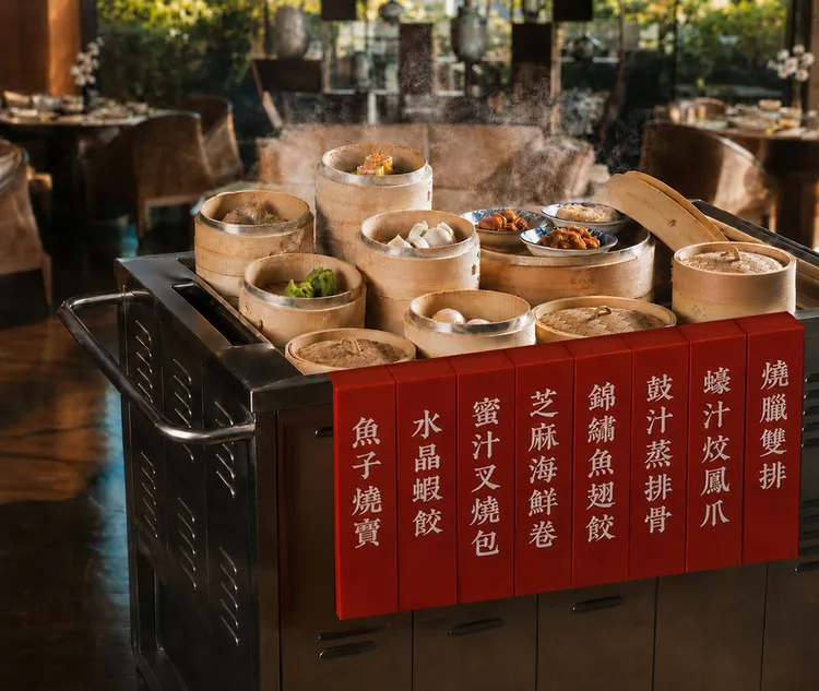 台北士林萬麗酒店即日起每周六至周日14:30-16:30推出港點推車，打造懷舊復古氛圍，雙人套餐1780元+10%。台北士林萬麗酒店提供