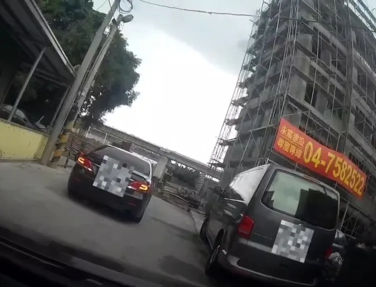 施男拒補逃逸，倒車衝撞員警。民眾提供