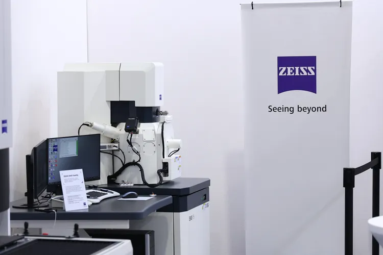 工業電子顯微鏡（Microscope EM, EVO）可進行樣件金相分析、材料分析以鑑定物件失效原因提升製造品質。蔡司提供