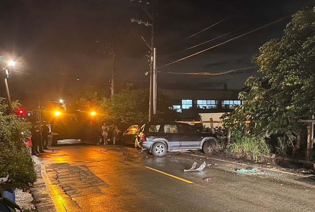 驚險!陸軍M109自走砲車楊梅會車失控 擦撞路邊5車