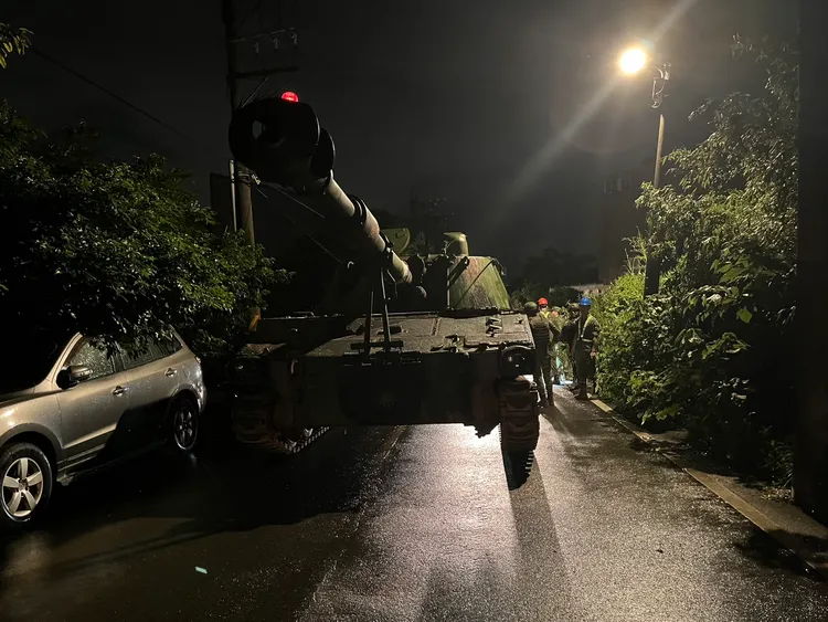自走砲車會車不慎擦撞路邊停放車輛。楊梅警分局提供