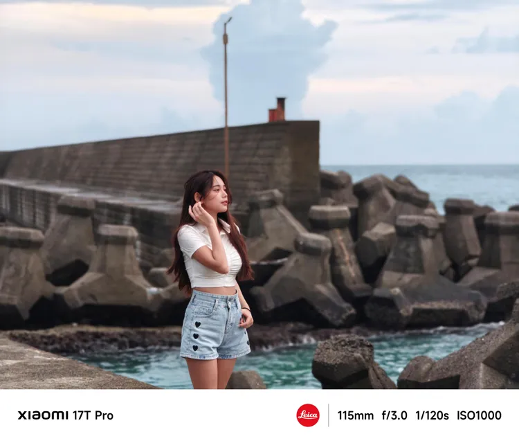 運用Xiaomi 17T Series搭載的同級唯一5x潛望長焦鏡頭，不僅能自然拉近海岸線層次與遠方景色細節，也讓人像拍攝擁有更從容的構圖彈性。小米