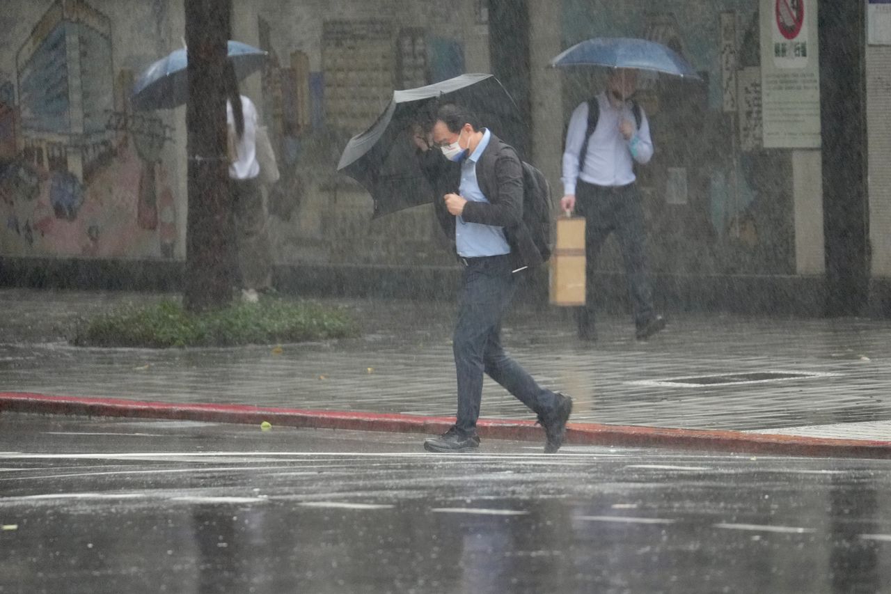雨彈狂轟中南部!氣象署發布豪雨特報 慎防雷擊、強降雨