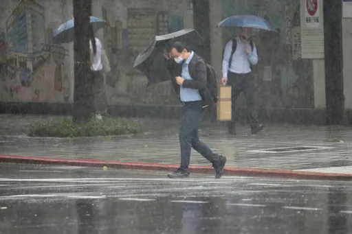 雨彈狂轟中南部！氣象署發布豪雨特報　慎防雷擊、強降雨