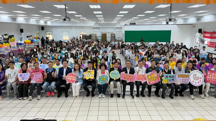 蘆洲在地企業攜手宮廟挺教育，圓夢獎學金照亮學子未來。曾佳俊攝