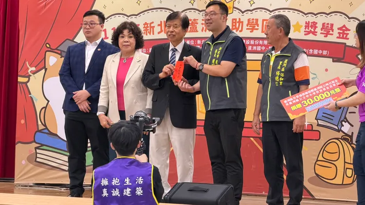 長榮福德廟主委楊燦煌及常務監事楊總仁代表捐贈8所學校各3萬元校務基金，總計24萬元，由各校校長及主任代表受贈。曾佳俊攝