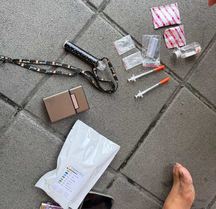 嫌犯身上查獲裝有毒煙彈的電子霧化器1支，疑似施用海洛因使用過的注射針筒2支及毒品殘渣袋2個。翻攝畫面
