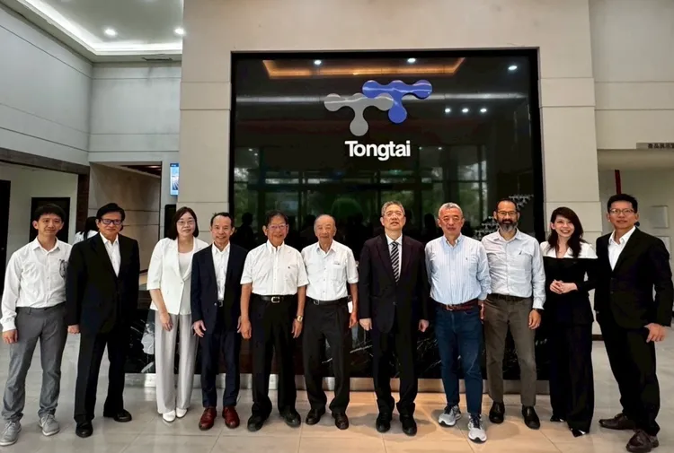 東台精機新任董事及獨立董事團隊於股東會後合影，董事會成員涵蓋產業、航太及財會專業背景，強化公司治理與產業布局。公司提供