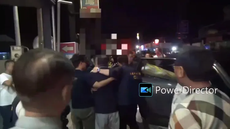 林男棄械投降後遭警方帶回警局。翻攝畫面