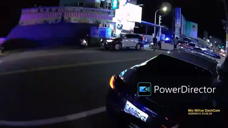 警方出動大批警力到場。翻攝畫面