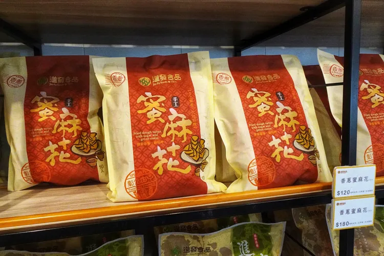 作為田中知名伴手禮，蜜麻花至今仍維持高人氣，也成為不少遊客造訪小鎮時必買的特色點心。林浩昇攝