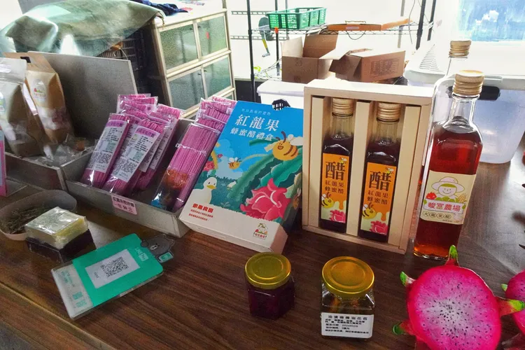 以火龍果延伸開發的蜂蜜醋、果醋與果乾拌麵，展現在地農場將農產品轉化為多元加工品的創意。林浩昇攝