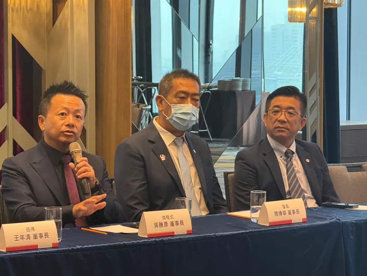 微程式資訊（7721）董事長吳騰彥（左）。呂承哲攝