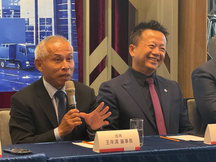 迅得（6438）董事長為王年清（左）與微程式資訊（7721）董事長吳騰彥（右）。呂承哲攝