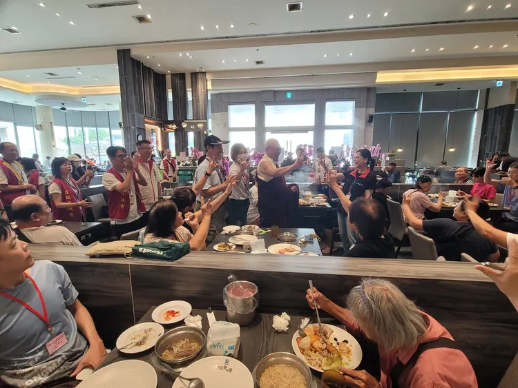 眾人比出「我愛你」的國際手勢，感謝社會各界關懷弱勢。主辦單位提供