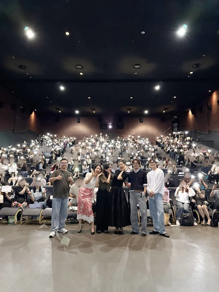 《屍速禁區》在韓國逼近400萬觀影人次，導演延尚昊（左起）帶著金新綠、申鉉彬、全智賢、具教煥、池昌旭勤跑戲院宣傳。翻攝SHOWBOX IG