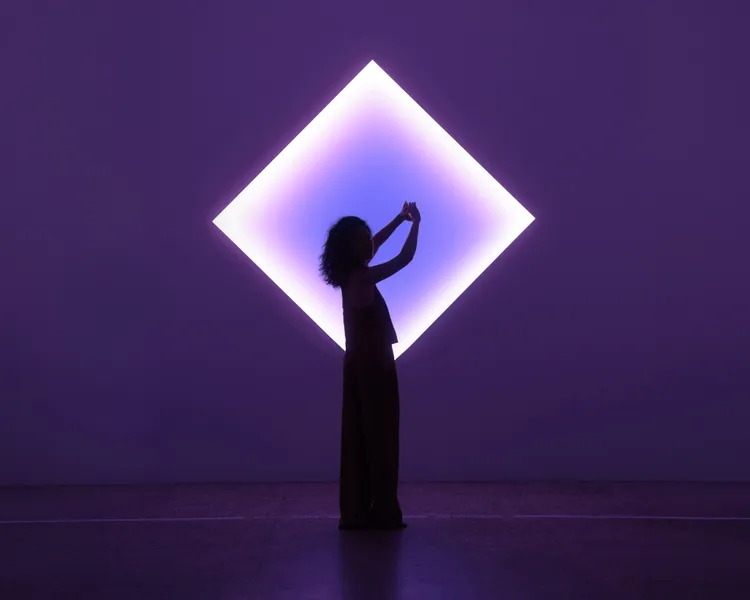 余惟走進金馬賓館當代美術館，由美國藝術家 James Turrell 創作的常設作品《科林斯運河》，透過光線與空間的流動，引領觀者展開一場關於感知與自我對話的沉浸式體驗。業者提供
