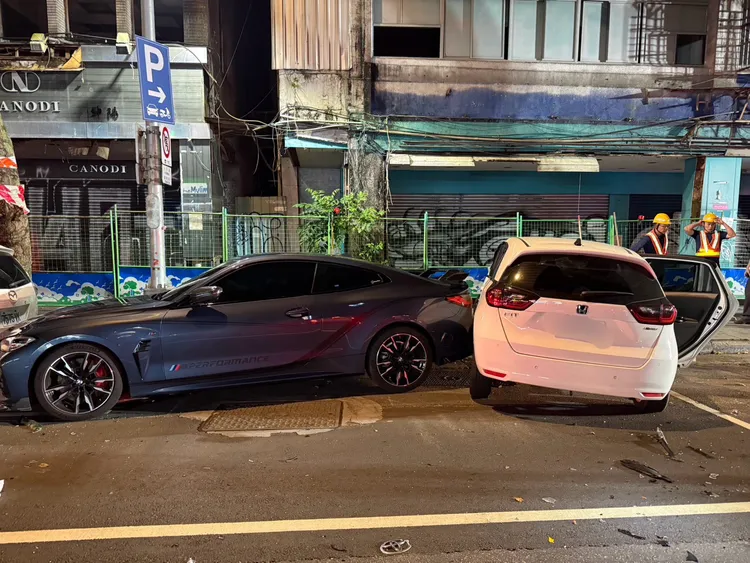 白車被計程車撞擊後，受慣性影響，滑到路旁與2輛停放在路邊的轎車擦撞。翻攝畫面