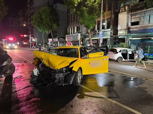 北市南機場旁重大車禍！計程車失控連撞4車釀9傷　運將曾喊「機械故障了」