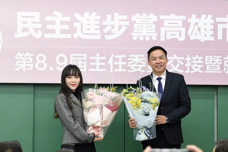 ２◎黃捷從黃文益手中接下主委。翻攝畫面