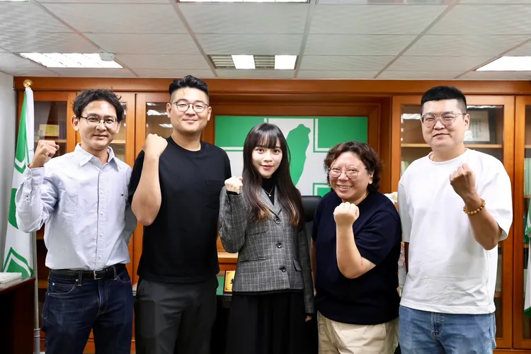 黃捷上任後，由郭春津（右2）續任市黨部執行長、劉瑞堂（左2）及張峻榕（右1）續任副執行長，另延攬前市議員陳致中服務處主任蕭丞堯（左1）出任副執行長。翻攝畫面