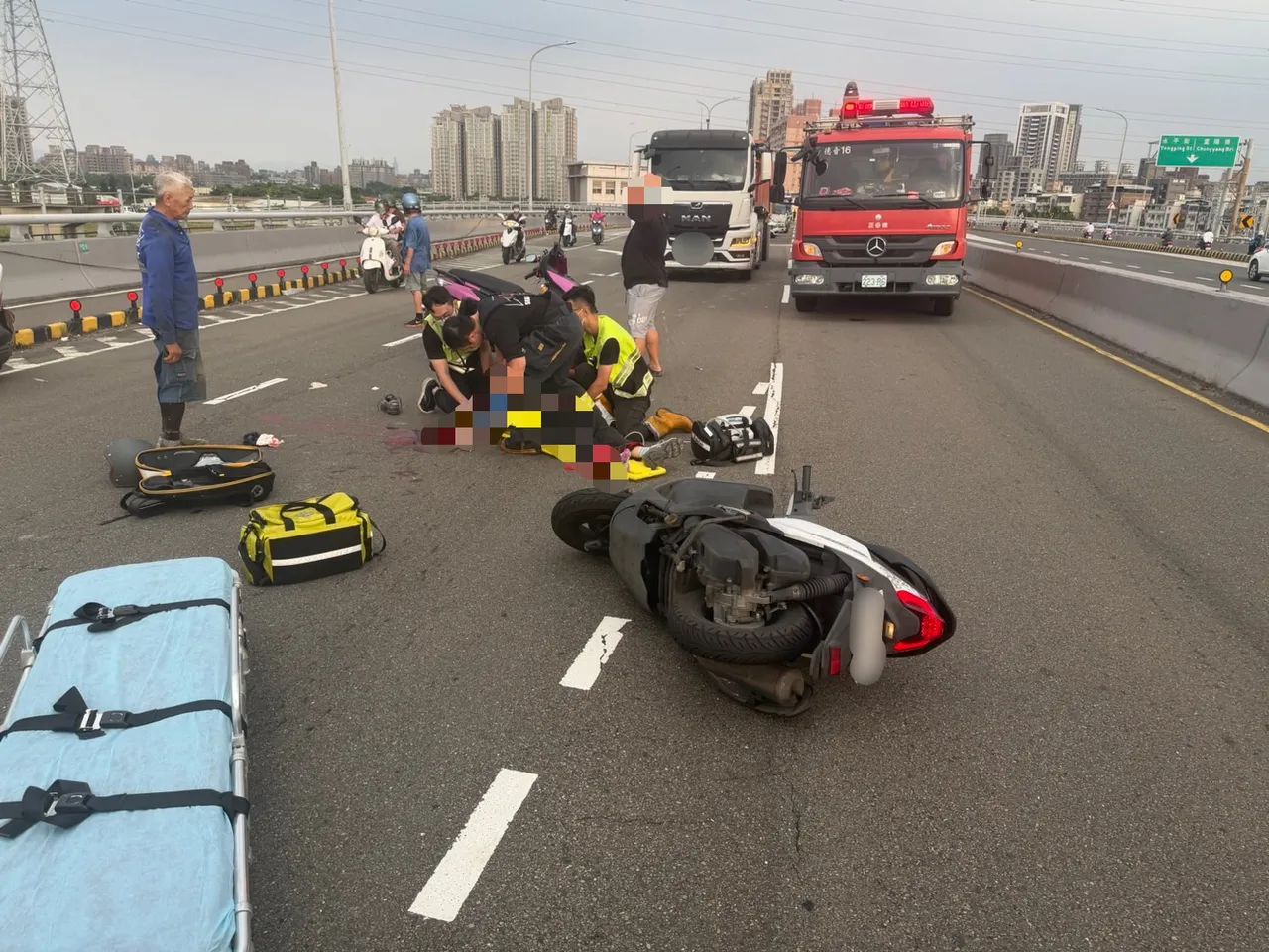 又是高齡駕駛！新北成蘆橋汽機車碰撞　女騎士噴飛命危搶救中