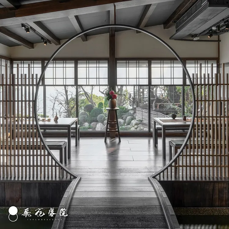 飛花落院隱身海拔465公尺千坪竹林，以禪意庭院打造用餐空間。翻攝自飛花落院臉書