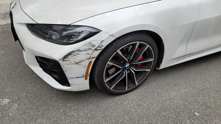 王女開車擦撞到譚女的愛車，但卻沒留任何聯繫方式便開走，譚女無奈報警緝兇。翻攝畫面