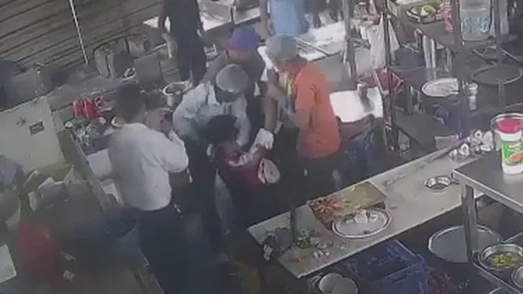 阿爾文德頭部被冰箱爆炸碎片擊中，鮮血瞬間染紅衣衫。翻攝自YouTube