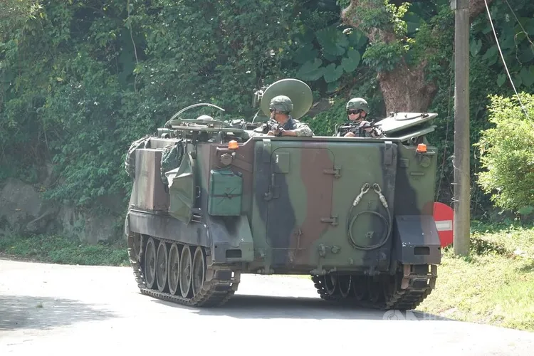 CM22迫砲車的官兵持T91戰鬥步槍警戒。中央社
