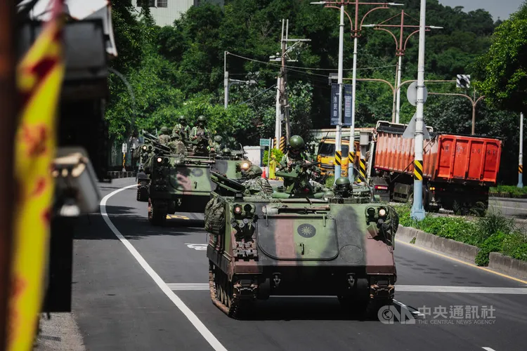 CM22迫砲車實施戰備偵巡。中央社