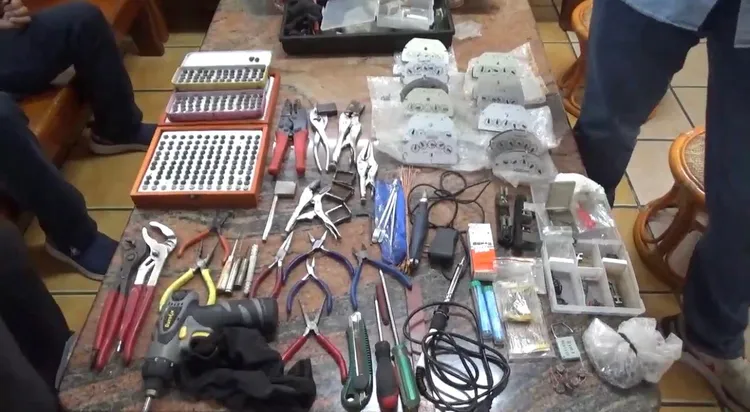 檢警在周男位於彰化的住處，起出各式各樣的改造工具。民眾提供