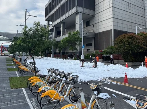 南港車站出現「雪景」　白花花一片原因曝光