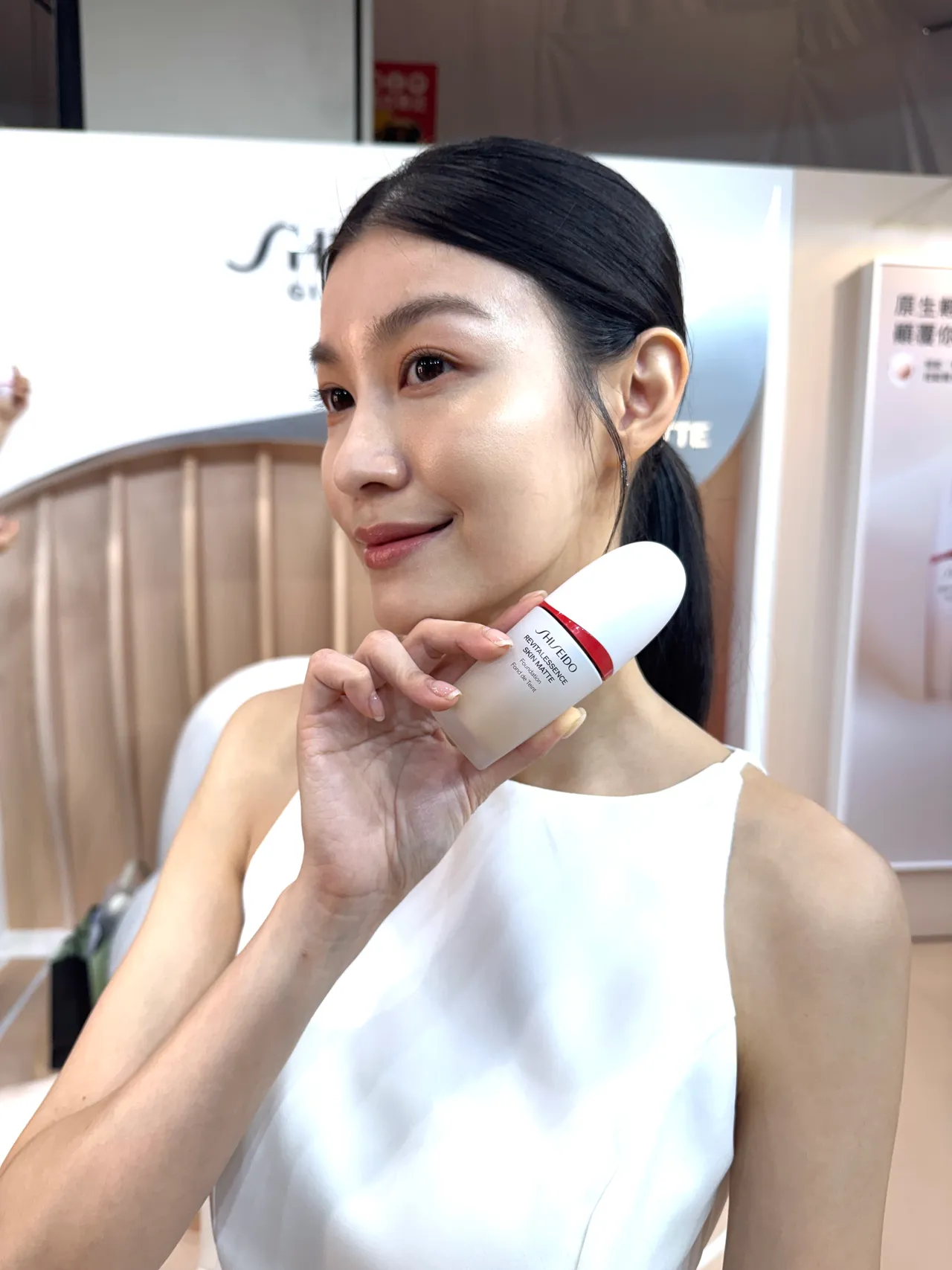 Model示範資生堂超聚光持久霧光粉底精華。張家玲攝