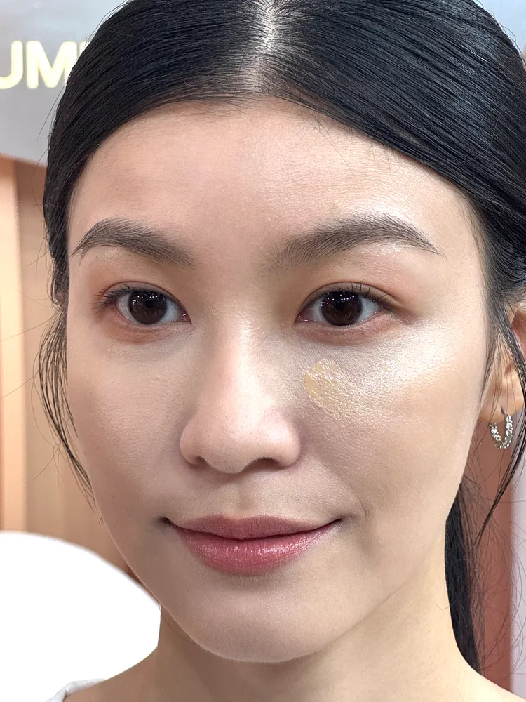 若想改善眼下凹陷，可以使用粉底畫出一個愛心加強。張家玲攝