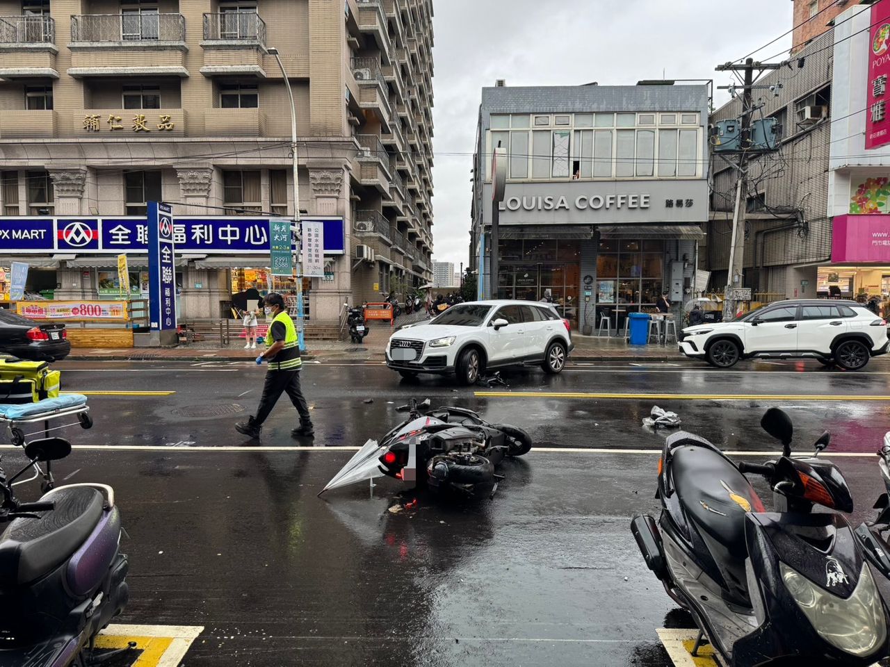 馬路女三寶雨天路中「大迴轉」! 男騎士煞車不及撞上噴飛2車道