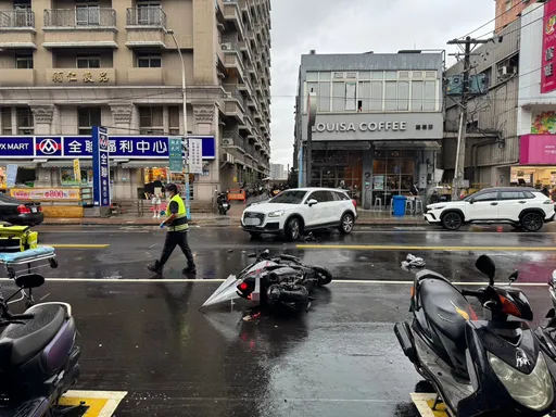 馬路女三寶雨天路中「大迴轉」！　男騎士煞車不及撞上噴飛2車道