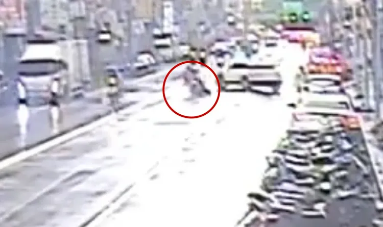 男騎士煞車不及滑倒撞上休旅車，噴飛滑向對向車道。翻攝畫面