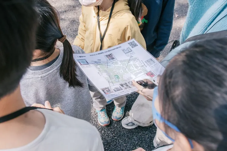 煙波新竹湖濱館2026夏令營─「小黑熊安全特務營」主題住房專案，三天二夜行程，提供雙人房(一大一小入住)一人免費參加「小黑熊安全特務營」、家庭房(二大一小入住)兩人免費參加「小黑熊安全特務營」。煙波國際觀光集團提供