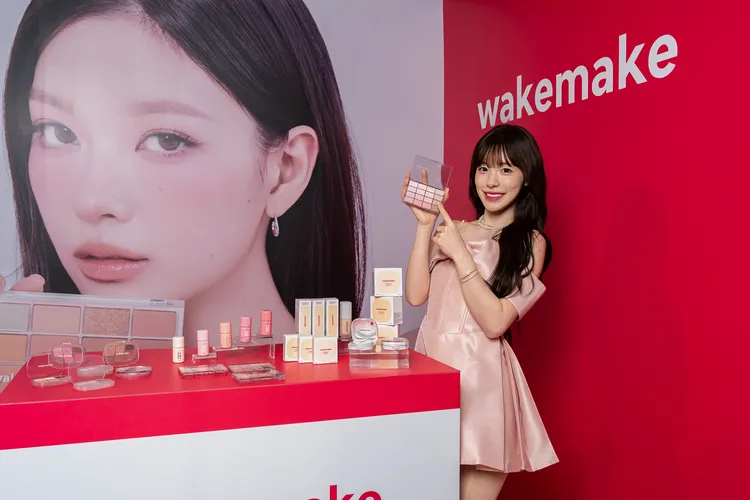 李多慧特別推薦wakemake量身訂製柔光16色眼影盤。品牌提供