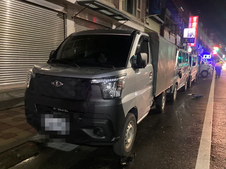 路旁停放的多部車輛慘遭波及。民眾提供