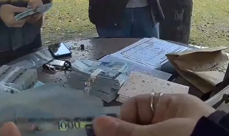 警方從詐騙集團手上攔截被害人的血汗錢。翻攝照片