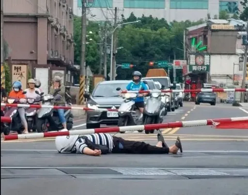 驚險！男子平交道臥軌　民眾機警「一鍵」阻災禍