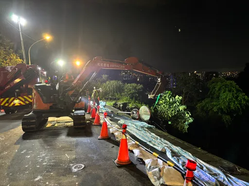 豪雨炸新店！涵煙翠社區邊坡突崩塌「多車滑落」　市府連夜搶修