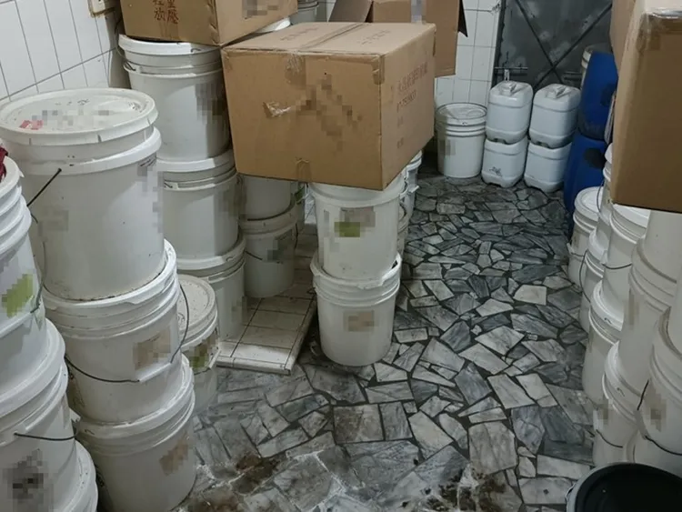 嚴姓男子及子女販售大量過期及偽品牟利，不法所得粗估約2600餘萬元。衛生局提供