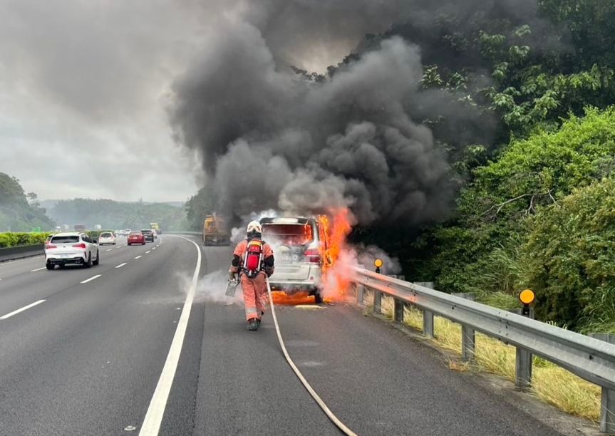 國三新竹路段火燒車 駕駛發現車輛異常急停路肩逃生