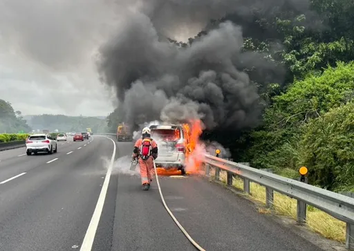 國三新竹路段火燒車　駕駛發現車輛異常急停路肩逃生