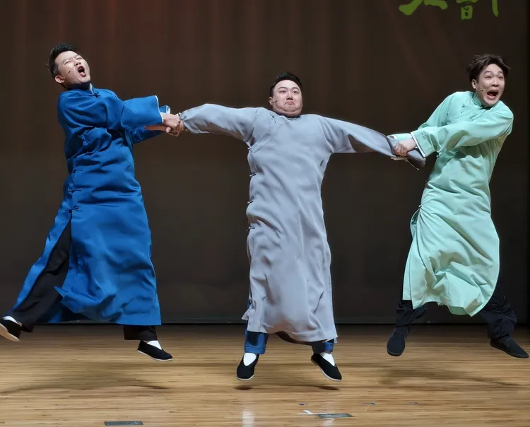 相聲基地磨練出的青年演員吳思偉(中)、宋明翰(右)。台北曲藝團提供