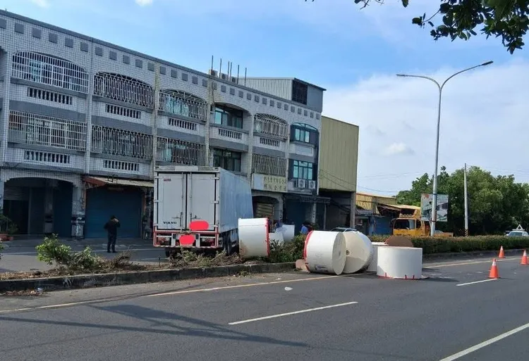 車上載運的紙捲散落一地。民眾提供
