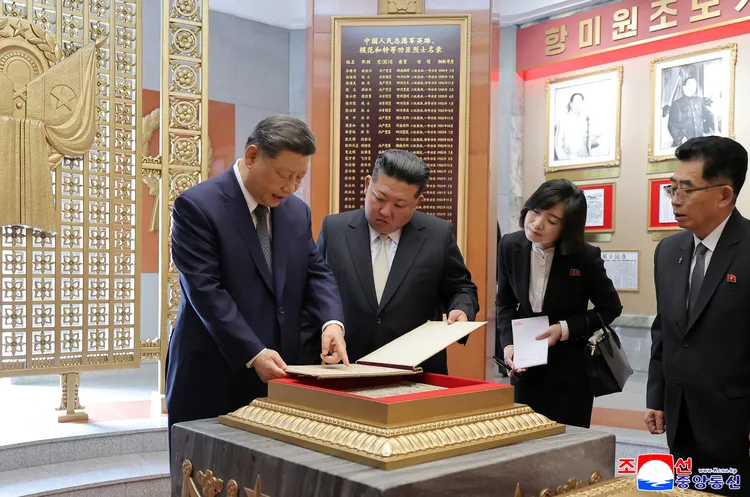 習近平前往平壤「友誼塔」參觀。路透社